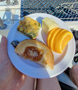 kleines Frühstück an Bord