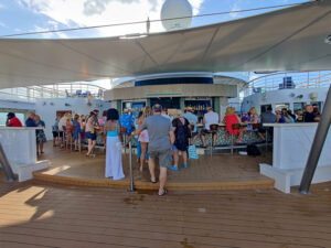 Warteschlange an der Ocean Drive Bar