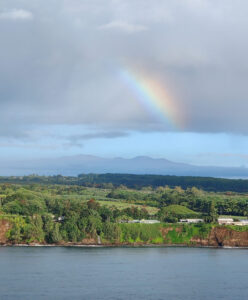 Regenbogen und Wasserfall