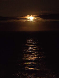 Mond hinter der Pride of America