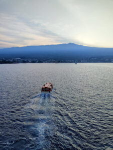 Tender 1 fährt nach Kona