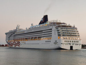 Pride of America / Honolulu