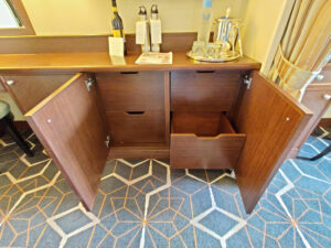 Schrank mit Schubladen