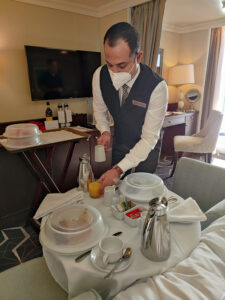 Butler Sidharth baut das Frühstück auf