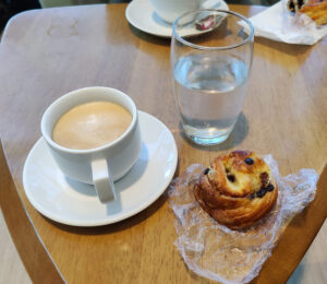 Cappuccino und Rosinenschnecke