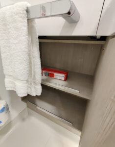 Schrank mit Ablagen