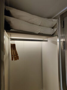 offener Schrank oben