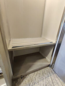 offener Schrank unten