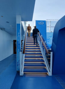 Treppe zur The Waves Rutsche