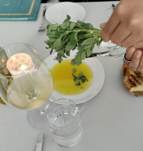 Olivenöl mit frischem Oregano