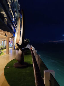 The Concourse bei Nacht