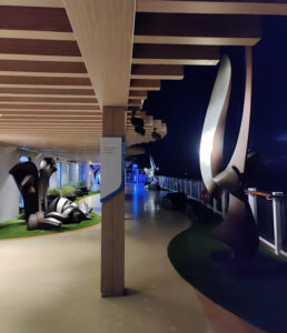 The Concourse bei Nacht