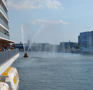 Einfahrt mit Feuerlöschboot