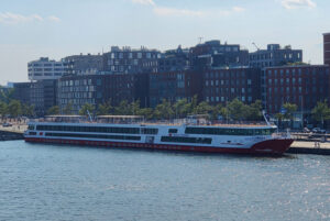 Flusskreuzfahrtschiffe in Amsterdam