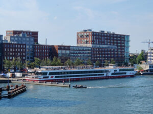 Flusskreuzfahrtschiffe in Amsterdam