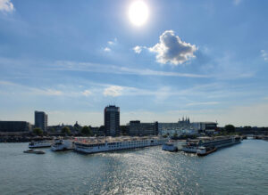 Flusskreuzfahrtschiffe in Amsterdam
