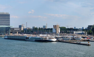 Flusskreuzfahrtschiffe in Amsterdam