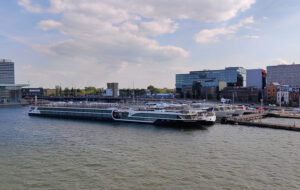 Flusskreuzfahrtschiffe in Amsterdam