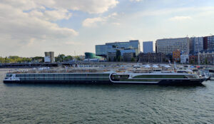 Flusskreuzfahrtschiffe in Amsterdam