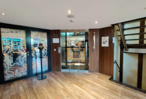 Foyer mit Aufzug