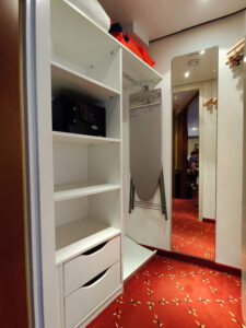 begehbarer Kleiderschrank links