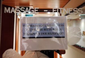 Eingang Fitness / Massage