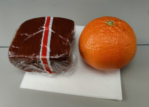 Snack - Schokokuchen und Mandarine
