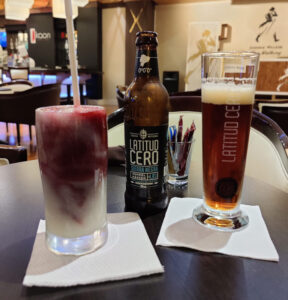 alkoholfreier Cocktail und lokales Bier