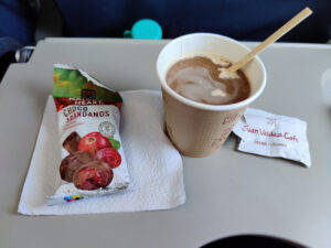 Knabberzeugs und Kaffee