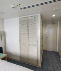 Kleiderschrank