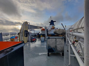 Crew Deck mit SUPs und Kajaks