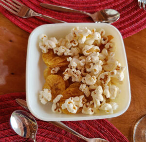 Kochbananenchips und Popcorn