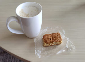 Cappuccino in der Bibliothek