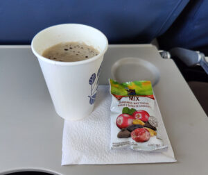 Kaffee und Knabbertütchen