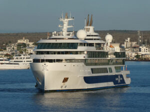 Celebrity Flora vor Puerto Ayora