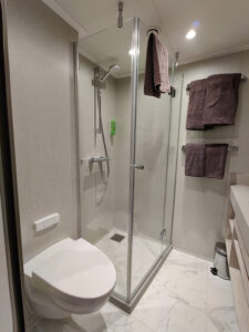 Toilette und Dusche