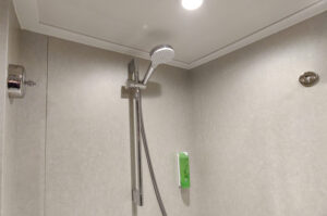Dusche mit Wäscheleine
