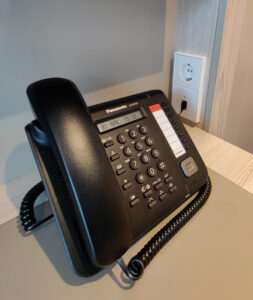 Kabinentelefon und Steckdose