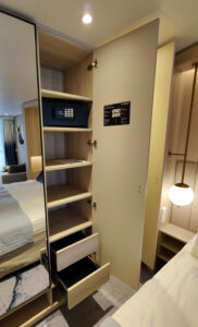 mittlerer Schrank