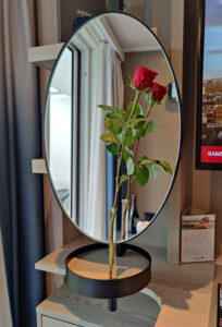 Spiegel mit Rose