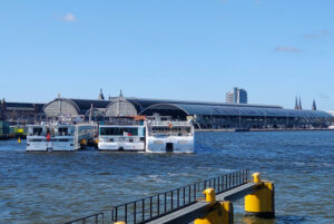 einer der Flusskreuzfahrtschiff-Anleger in Amsterdam