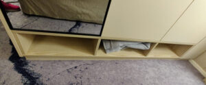 offene Ablagen unter dem Schrank