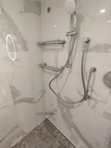 Dusche mit Shaving Bar