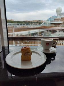 Thunfisch-Brioche und Cappuccino