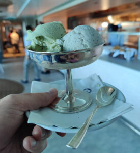 Eis im Waves Grill