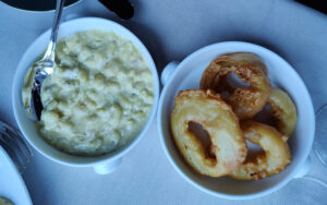 Truffle Mac & Cheese und Crispy Onion Rings