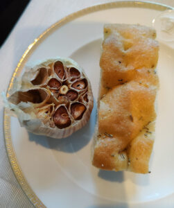 Focaccia und gerösteter Knoblauch