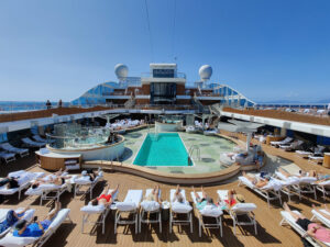 das Pooldeck am Seetag