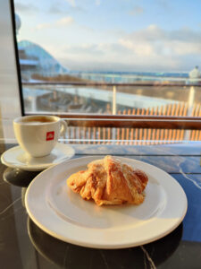 Mandelcroissant mit Cappuccino