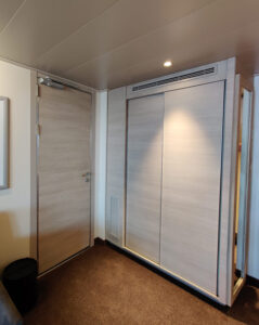 Schrank und Verbindungstür